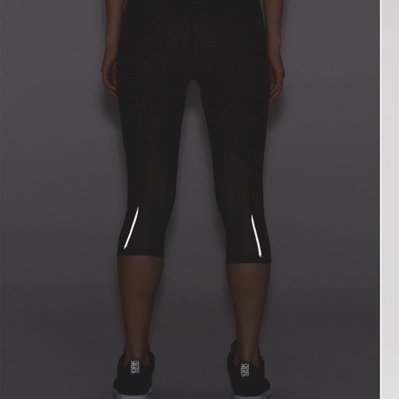 NWT Lululemon Outrun Crop - Picture 7 of 16